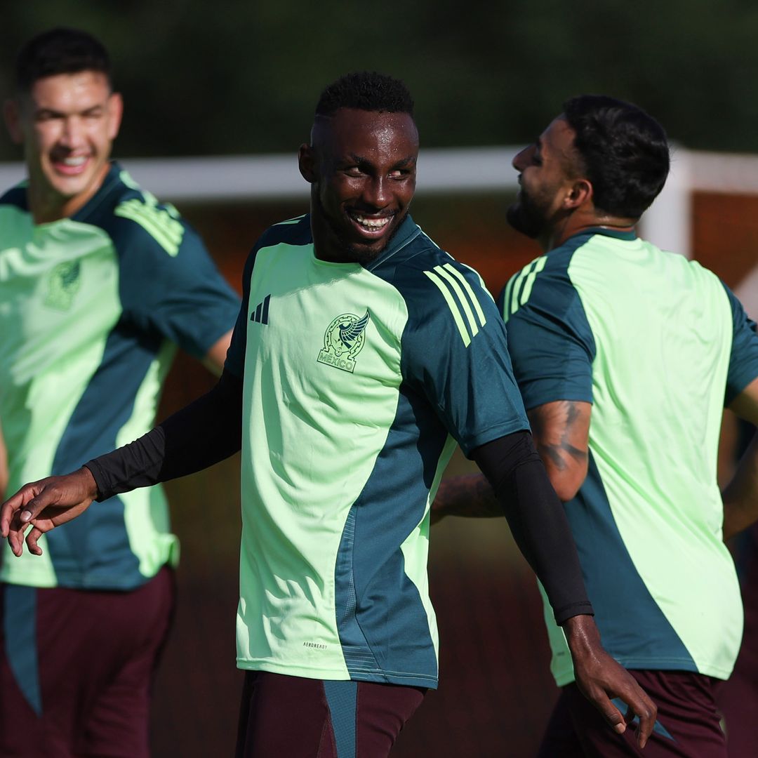 Julián Quiñones durante un entrenamiento de la Selección Mexicana